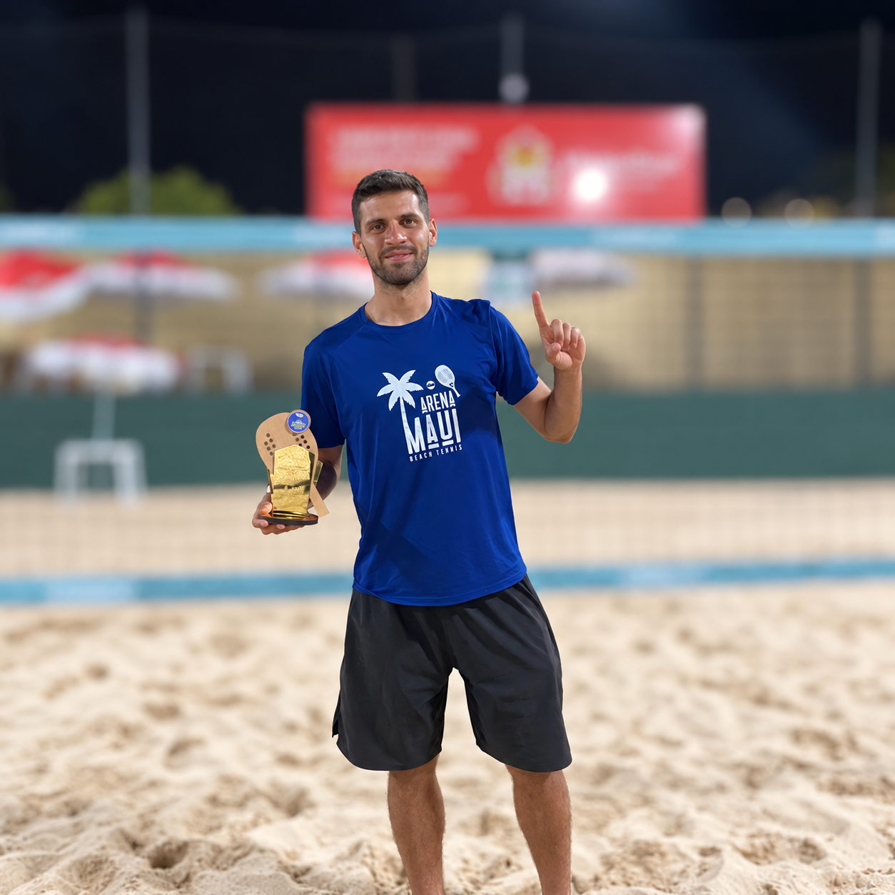 Anderson com troféu de beach tennis