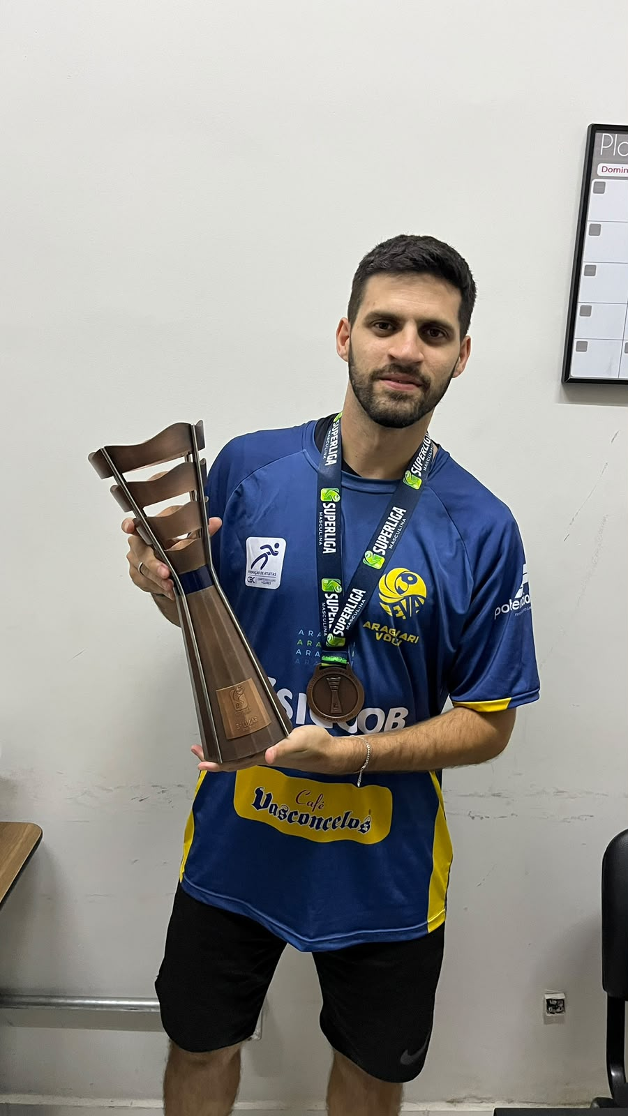 Anderson com troféu da Superliga de vôlei